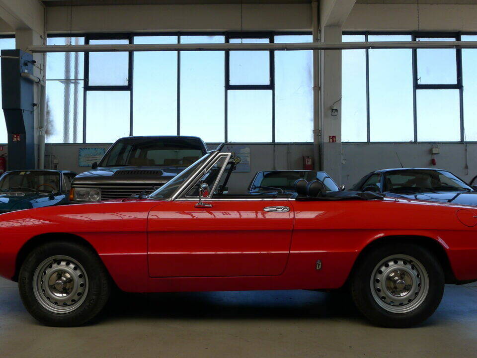 Image 1/36 of Alfa Romeo 2000 Spider Veloce (1982)