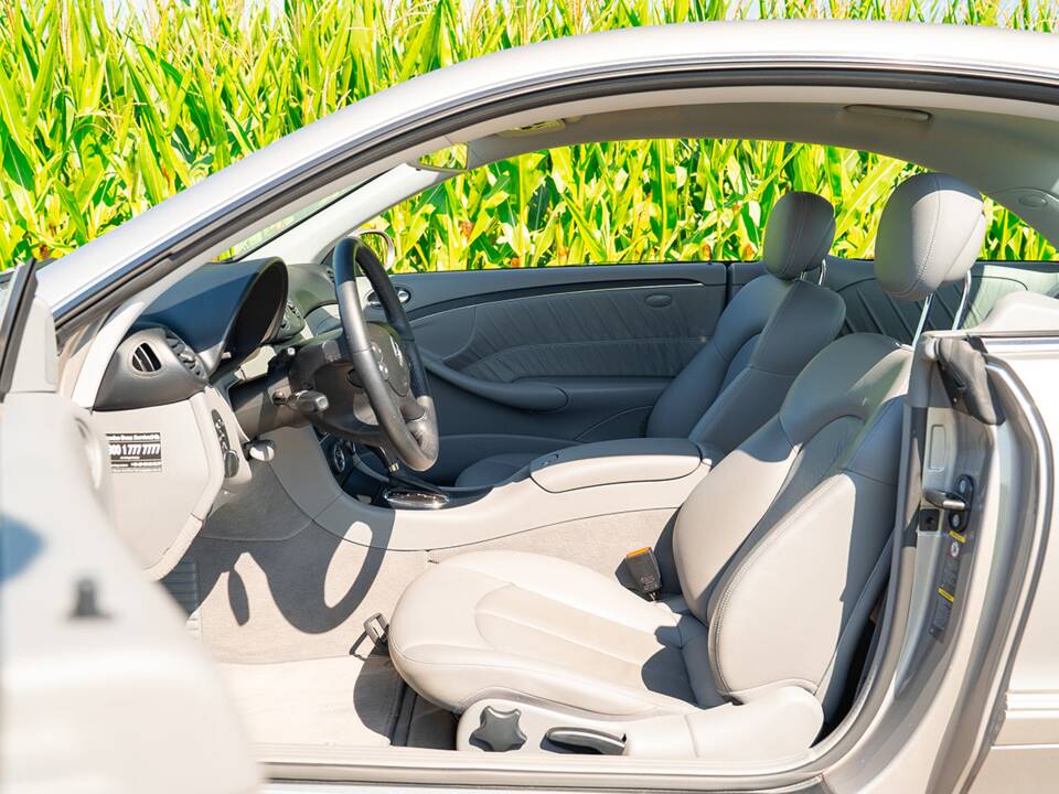 Image 33/49 of Mercedes-Benz CLK 280 (2006)