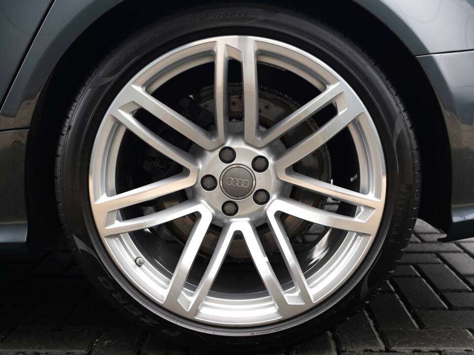 Immagine 46/50 di Audi RS6 Avant (2015)