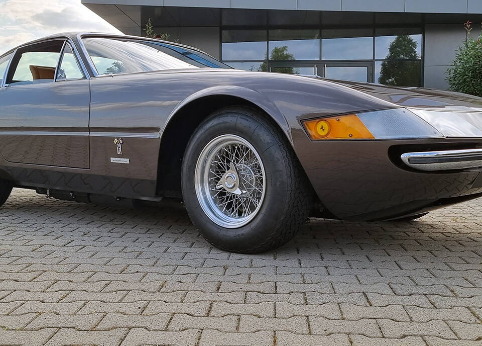 Image 4/26 of Ferrari 365 GTB&#x2F;4 Daytona (1970)