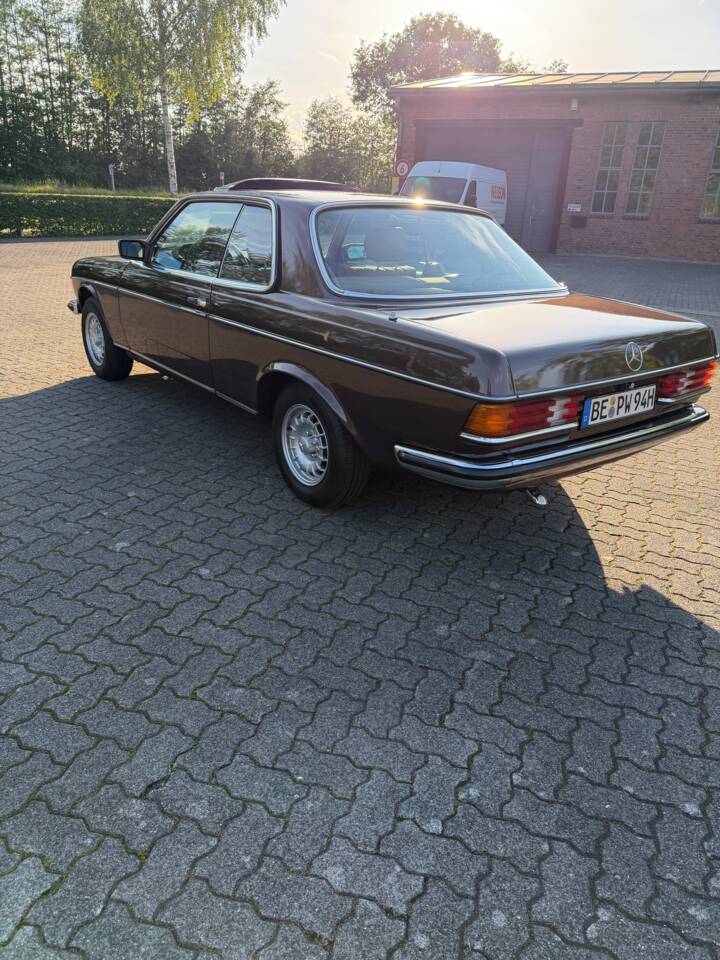 Image 7/31 of Mercedes-Benz 230 CE (1984)