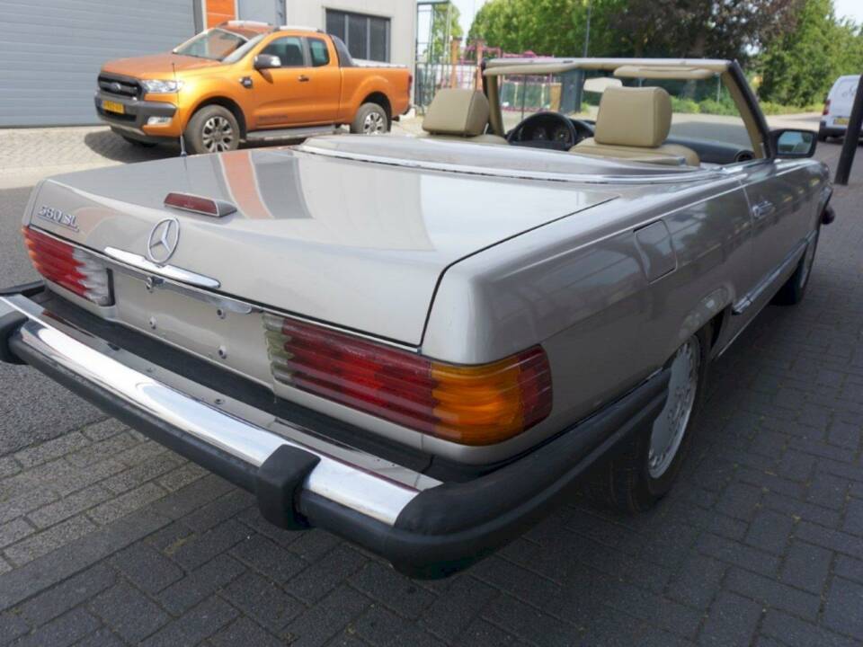 Afbeelding 14/36 van Mercedes-Benz 560 SL (1989)