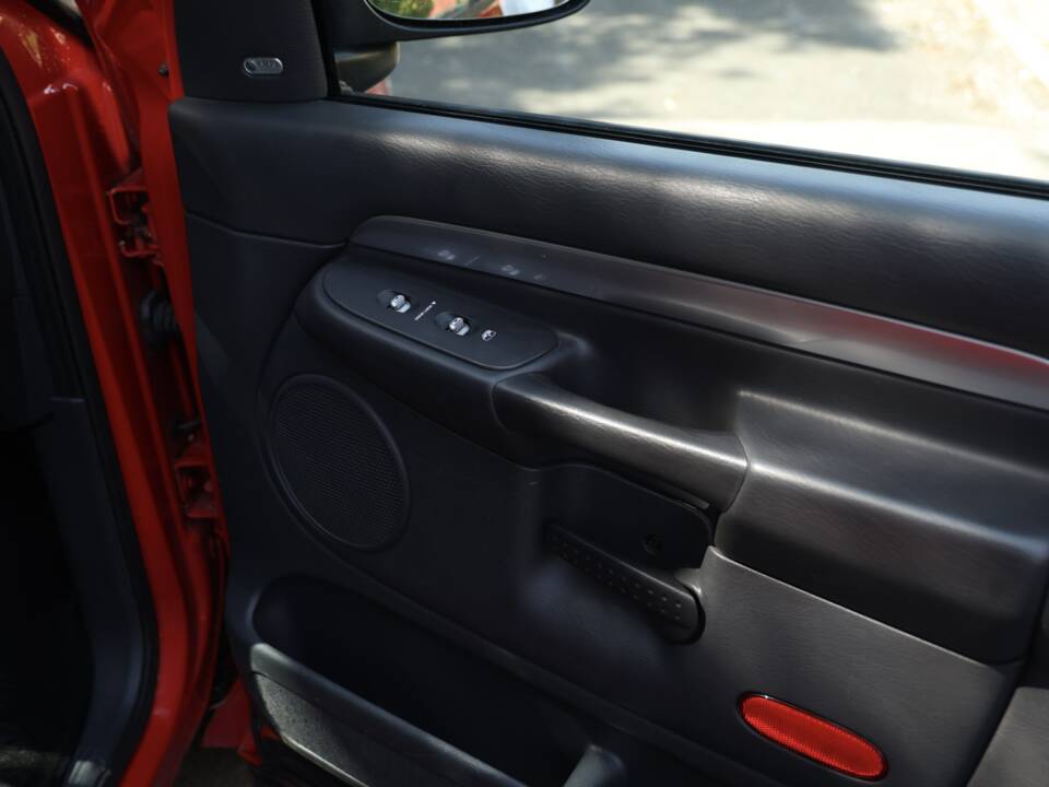 Image 60/82 of Dodge Ram SRT 10 (2005)