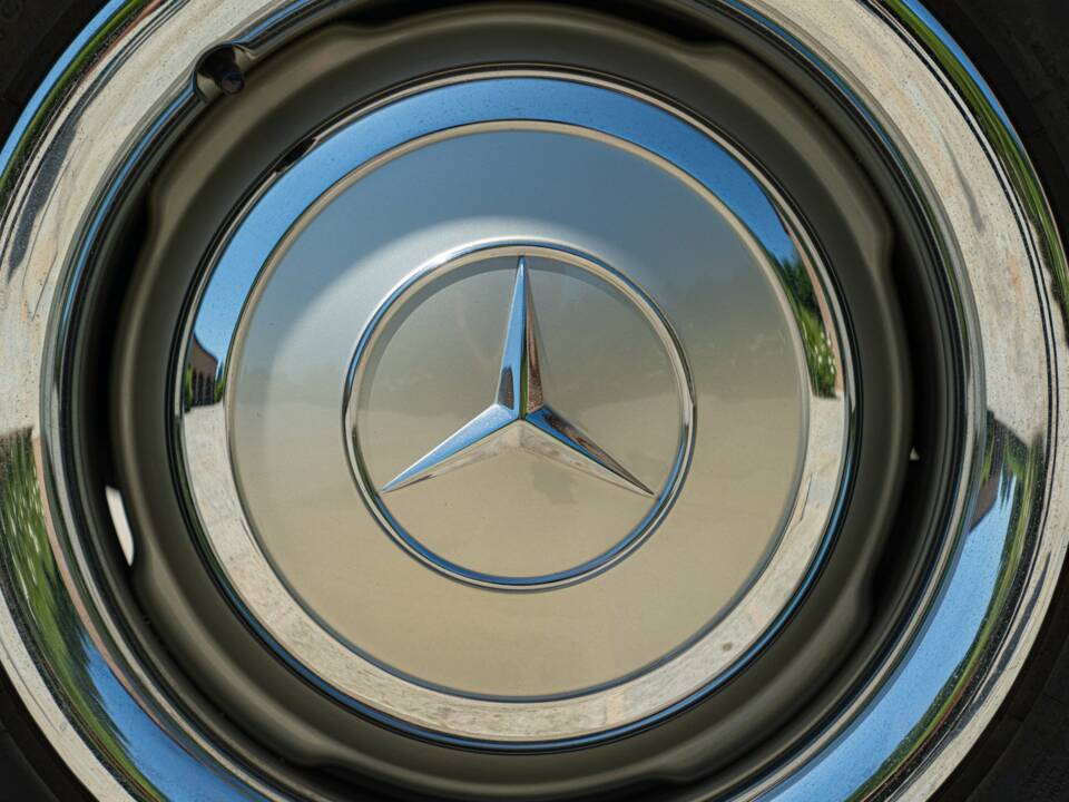 Image 35/50 of Mercedes-Benz 230 SL (1965)