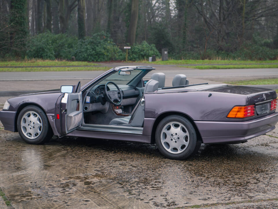 Image 12/31 of Mercedes-Benz 500 SL (1992)