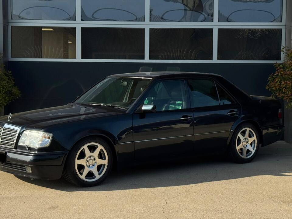 Image 2/19 de Mercedes-Benz E 500 Limited (1994)
