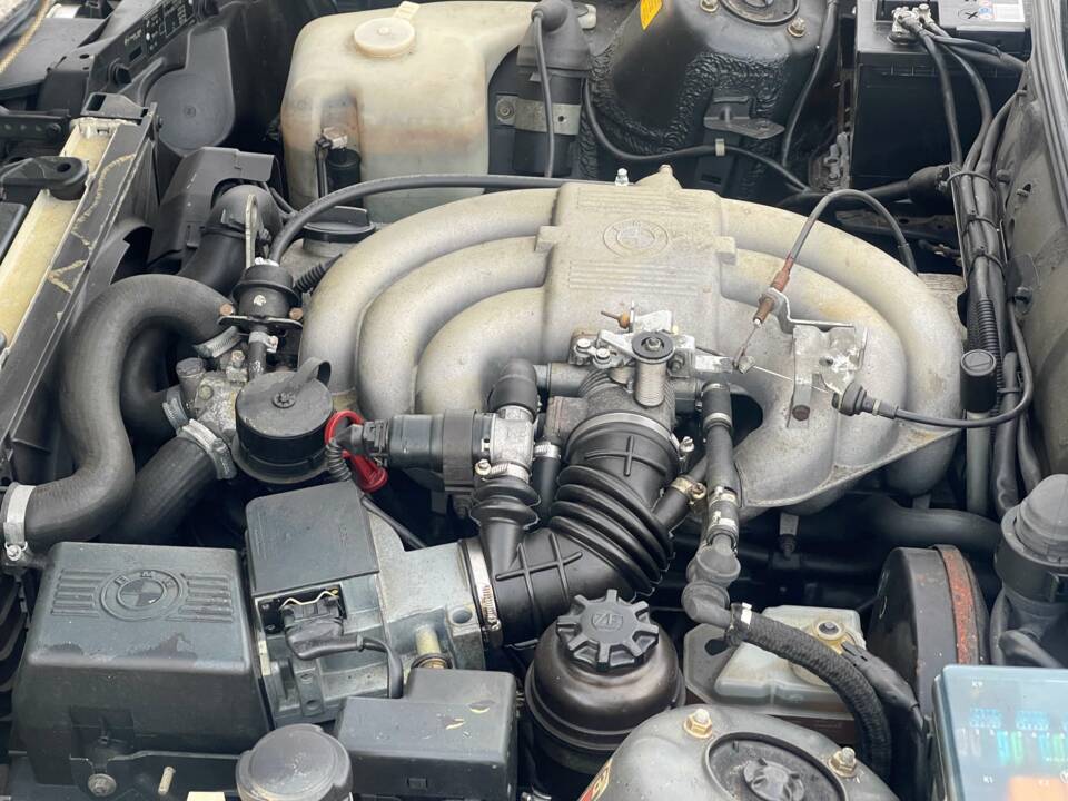 Image 12/12 of BMW 325i (1990)