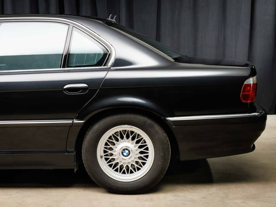 Image 12/41 of BMW 750i (2000)