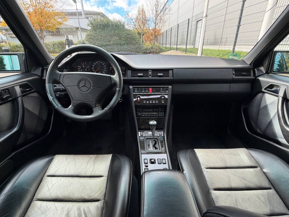 Bild 9/15 von Mercedes-Benz E 500 (1995)
