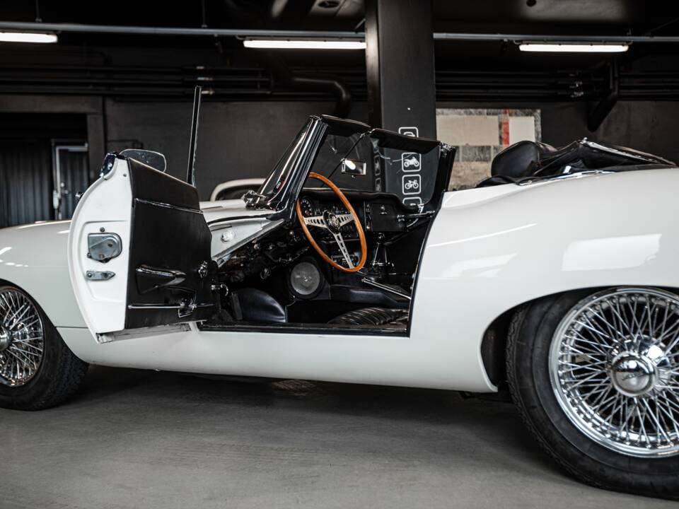 Image 33/53 de Jaguar E-Type (1970)