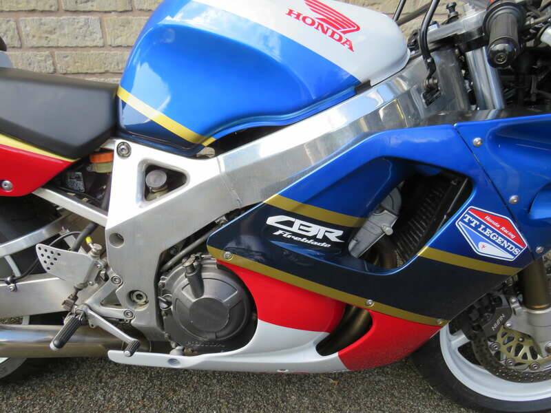Image 3/41 de Honda CBR 900RR Fireblade (1993)