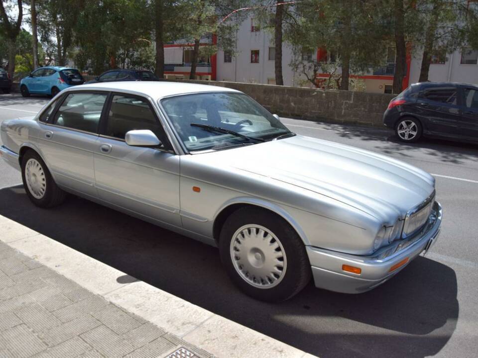 Image 9/33 of Jaguar XJ6 3.2 Executive (1995)