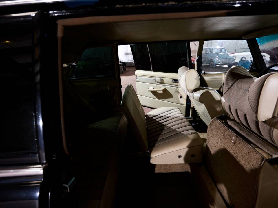 Image 51/64 of Mercedes-Benz 230/6 LWB (1976)