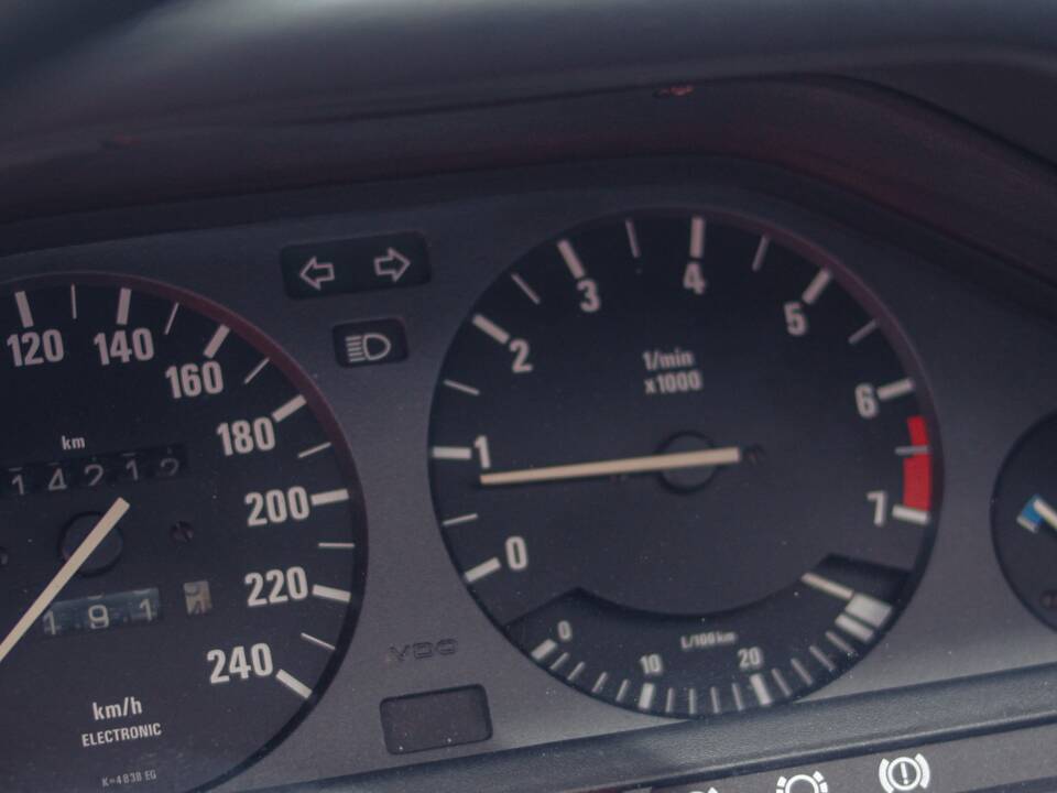 Image 16/38 of BMW 325i (1986)