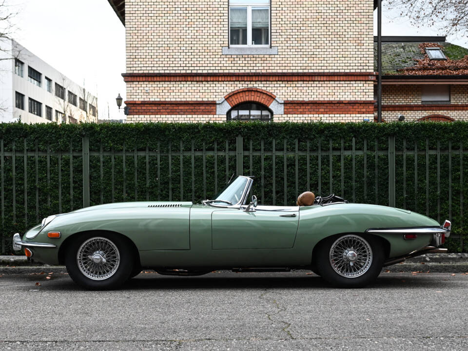 Image 3/60 de Jaguar E-Type (1970)