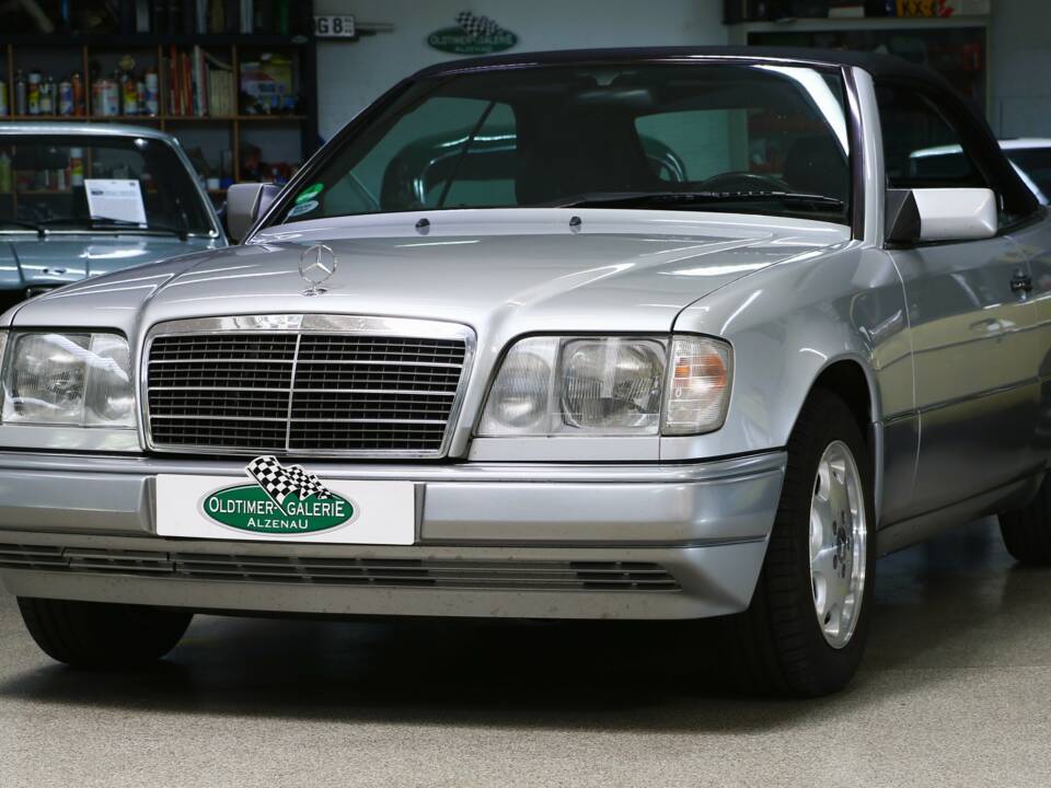 Immagine 1/43 di Mercedes-Benz E 200 (1994)