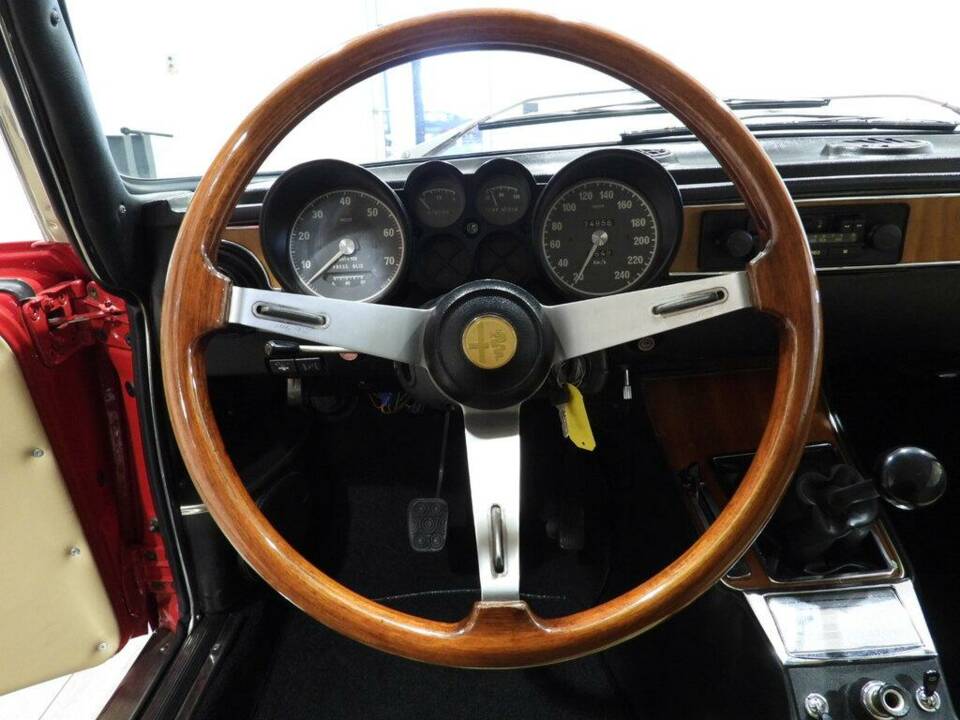 Image 6/14 of Alfa Romeo 2000 GT Veloce (1974)