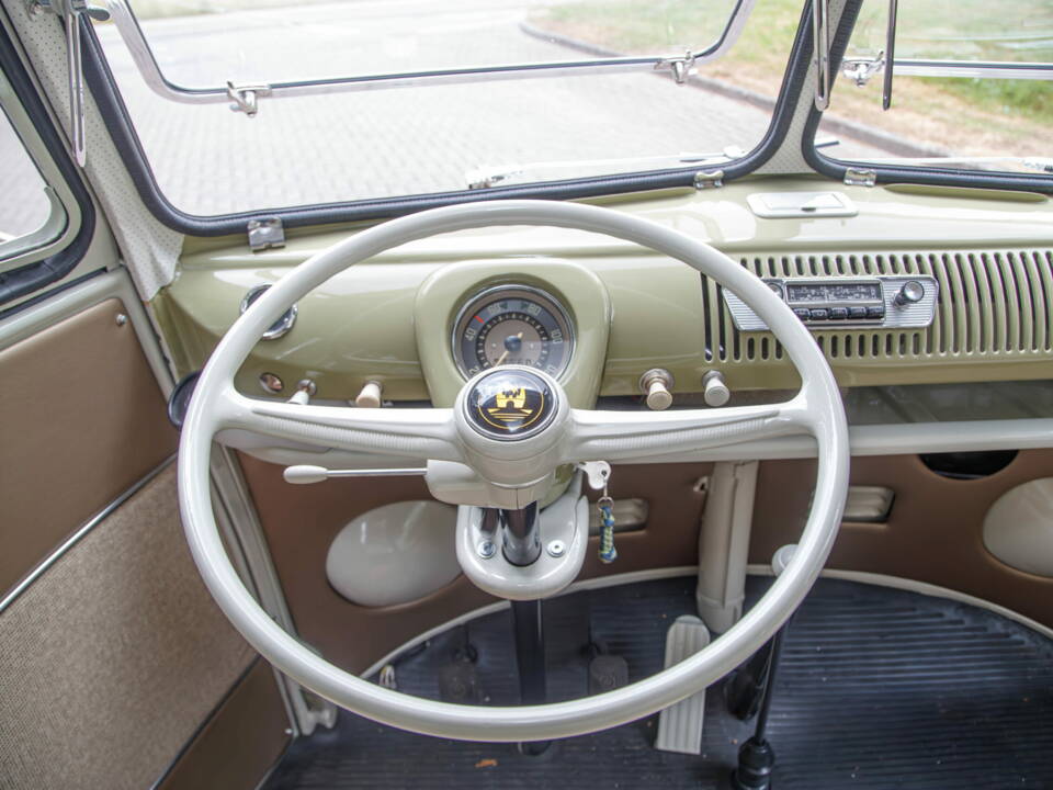 Image 7/8 of Volkswagen T1 minibus (1965)