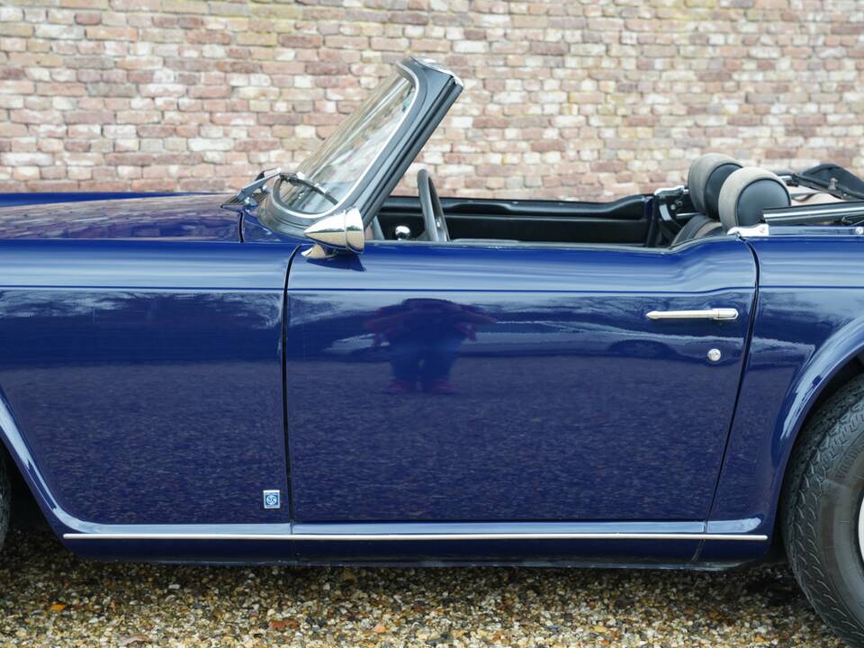Image 32/50 of Triumph TR 6 PI (1972)