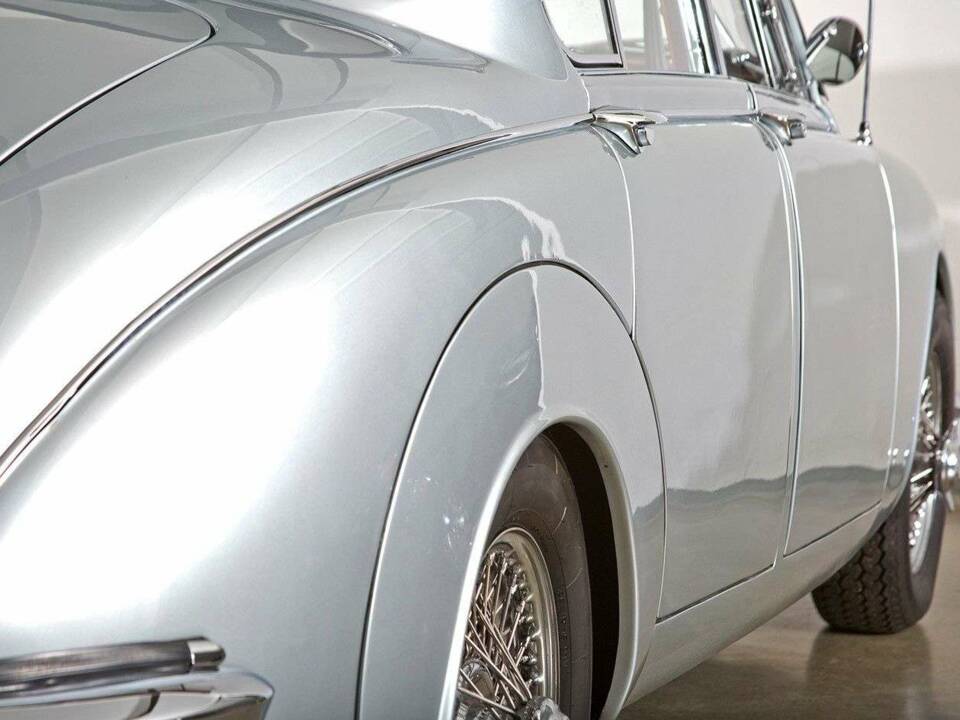 Image 6/20 of Jaguar Mk II 3.8 (1962)