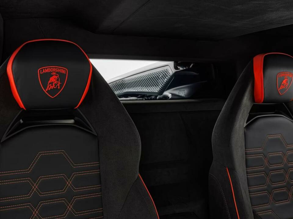 Image 13/15 de Lamborghini Revuelto (2024)