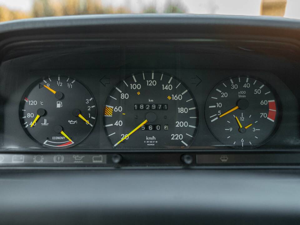 Immagine 37/45 di Mercedes-Benz 190 E (1989)