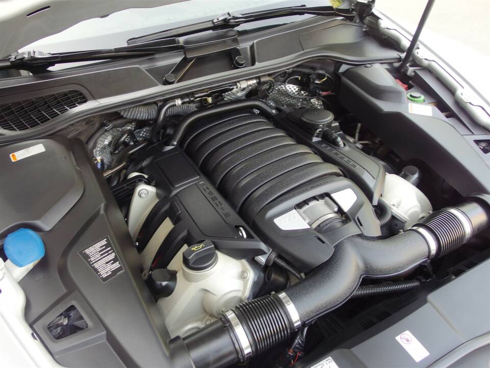 Image 86/98 of Porsche Cayenne S (2010)