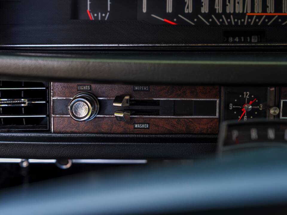 Image 19/28 of Ford LTD Country Squire (1968)