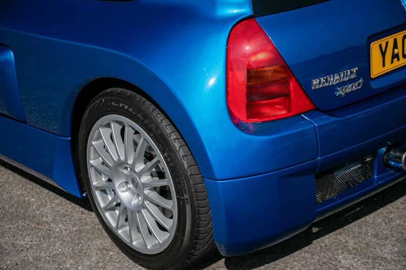 Image 28/34 of Renault Clio II V6 (2002)