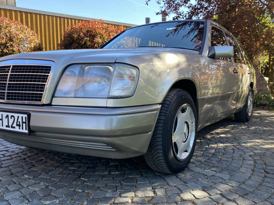 Bild 5/33 von Mercedes-Benz E 200 T (1994)