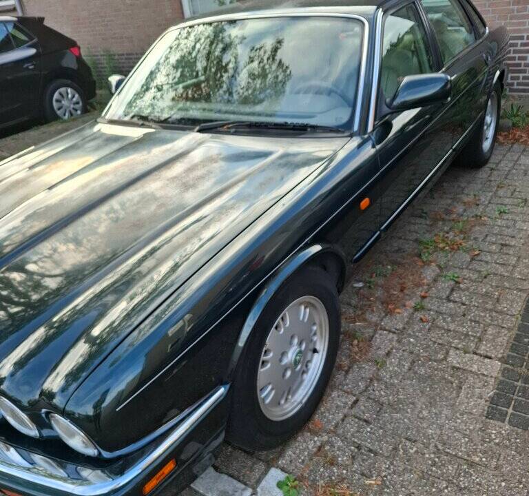 Image 3/8 of Jaguar XJ6 3.2 Executive (1996)