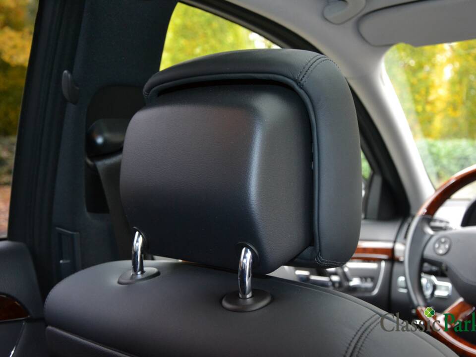 Image 34/50 of Mercedes-Benz S 500 (2006)