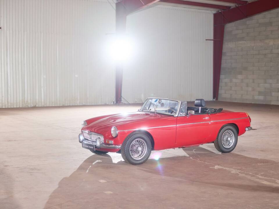 Image 1/27 of MG MGB GT (1972)
