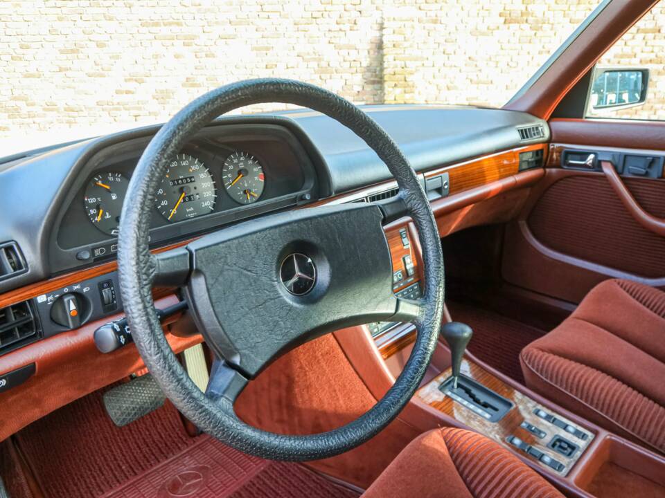 Image 39/50 de Mercedes-Benz 280 S (1988)