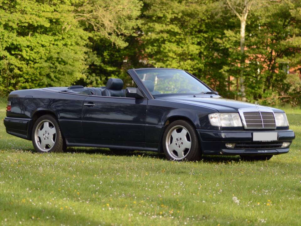 Image 2/22 of Mercedes-Benz 300 CE-24 (1993)