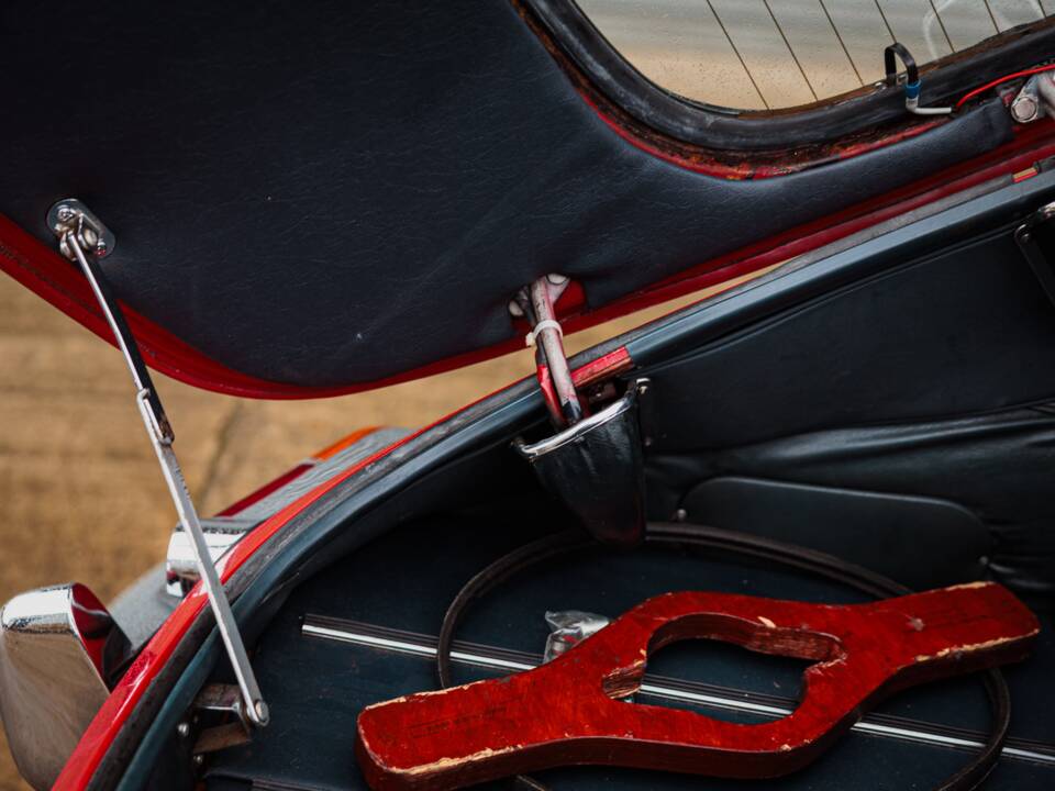 Image 34/46 of Jaguar E-Type (2+2) (1966)