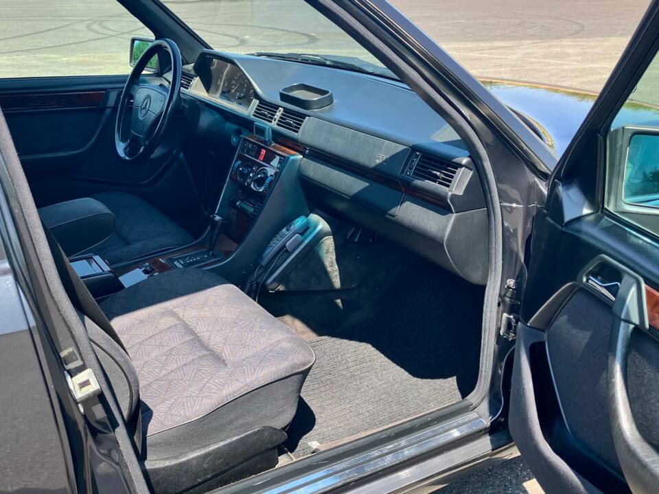 Bild 20/41 von Mercedes-Benz E 220 T (1995)