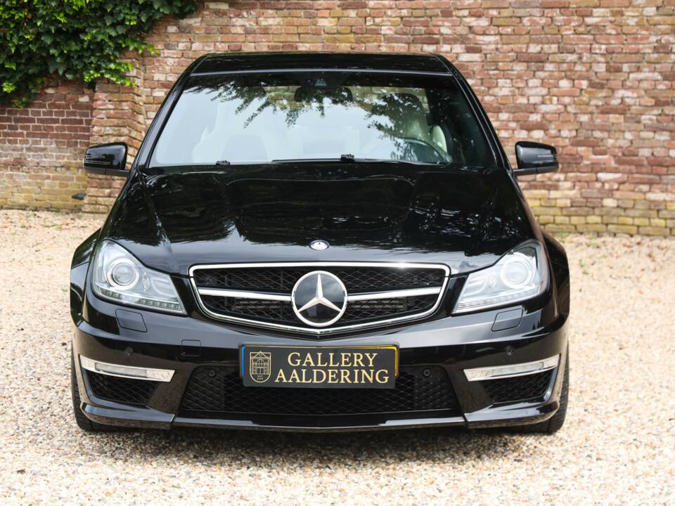 Image 24/50 of Mercedes-Benz C 63 AMG (2012)