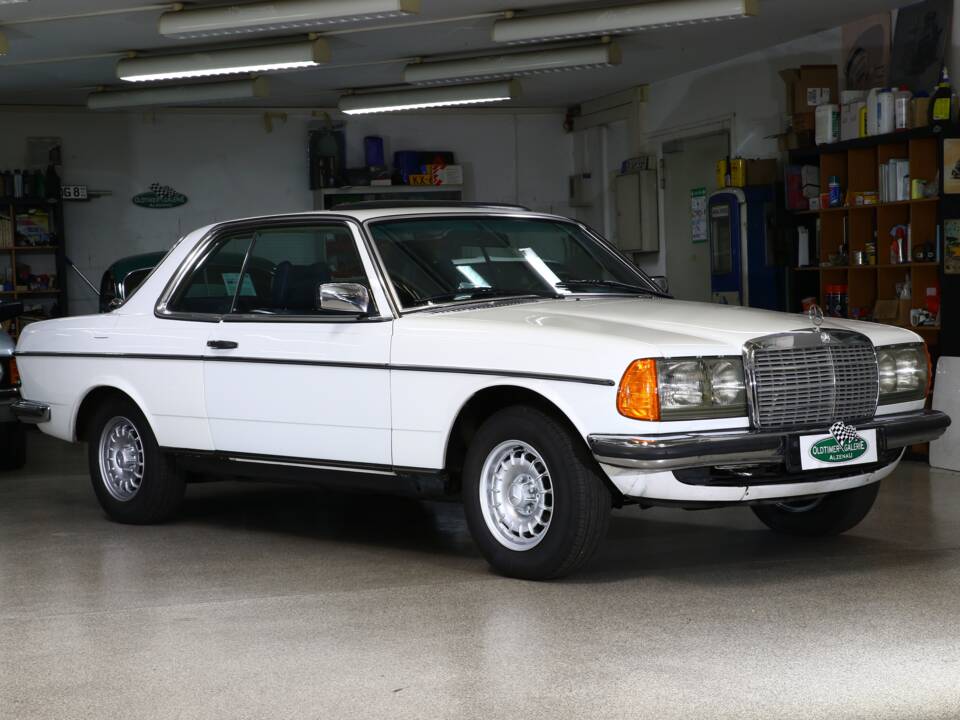 Image 2/25 of Mercedes-Benz 280 CE (1977)