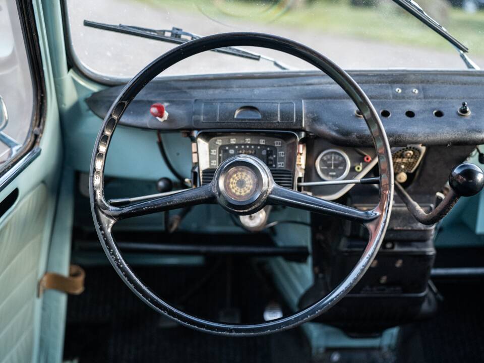 Image 30/66 of Renault R 4 Super (1962)