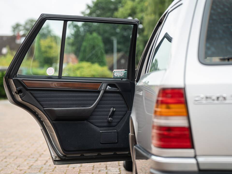Imagen 55/72 de Mercedes-Benz 250 TD (1991)