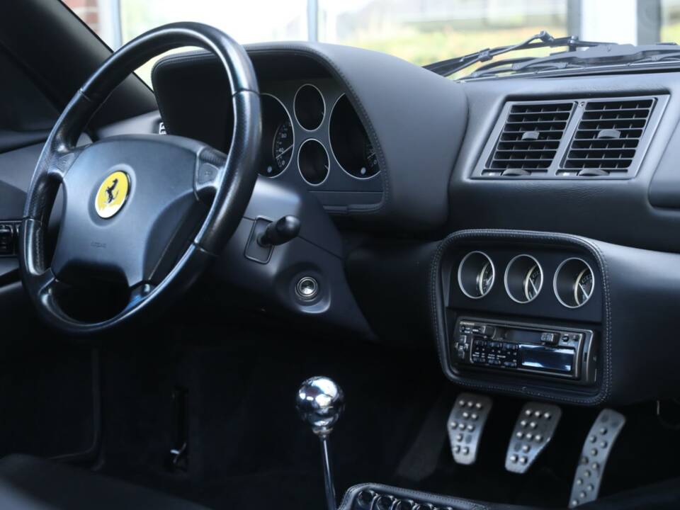 Bild 30/50 von Ferrari F 355 Berlinetta (1996)