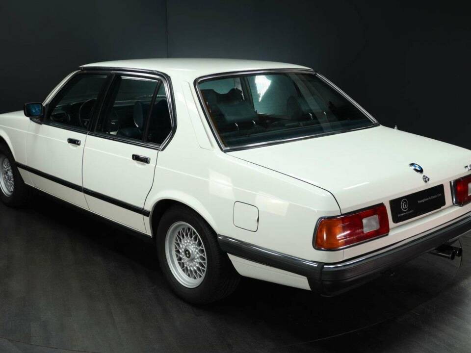 Bild 4/30 von BMW 735i (1985)