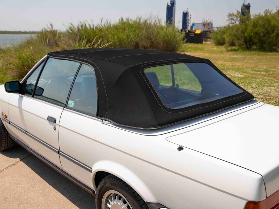 Image 41/70 of BMW 320i (1990)