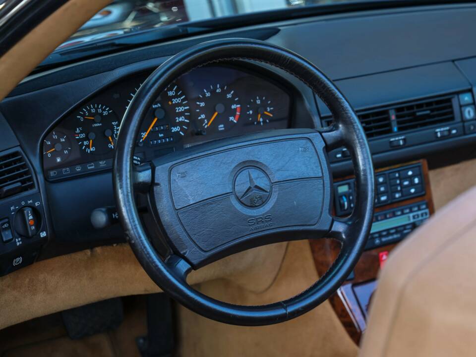 Image 24/50 of Mercedes-Benz 500 SL (1990)