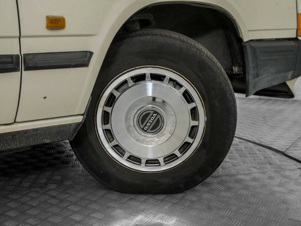 Image 41/50 of Volvo 740 GL (1987)