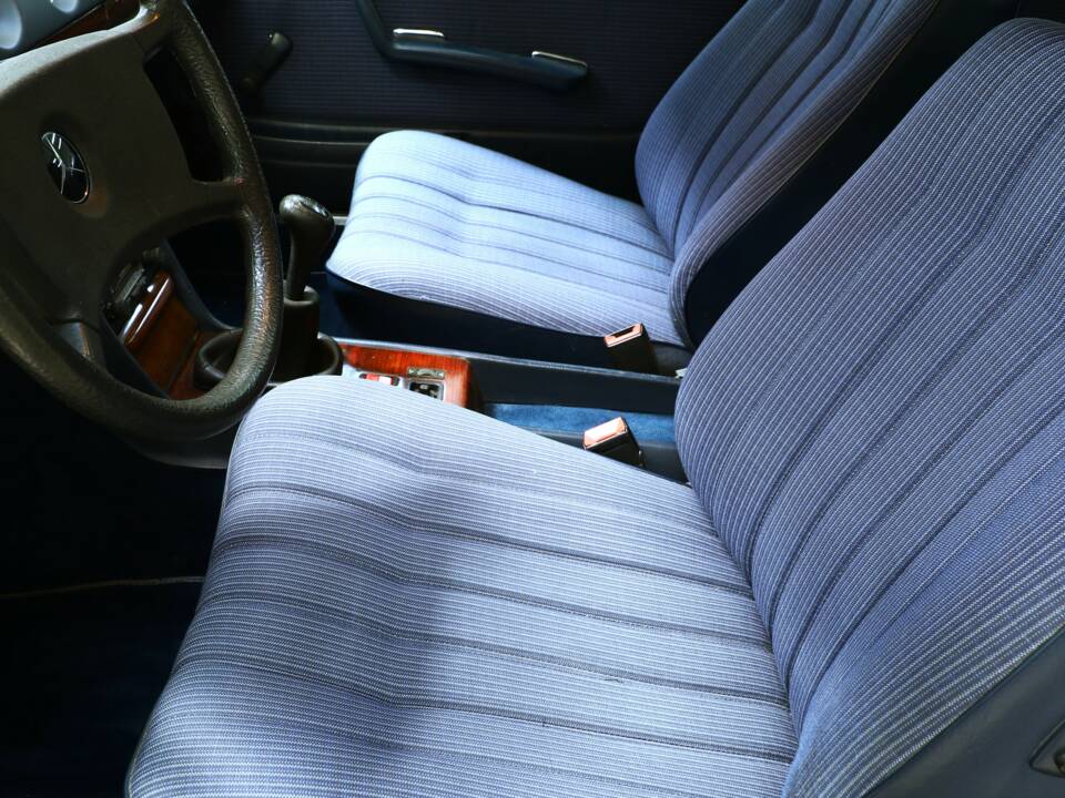 Bild 16/38 von Mercedes-Benz 230 CE (1984)