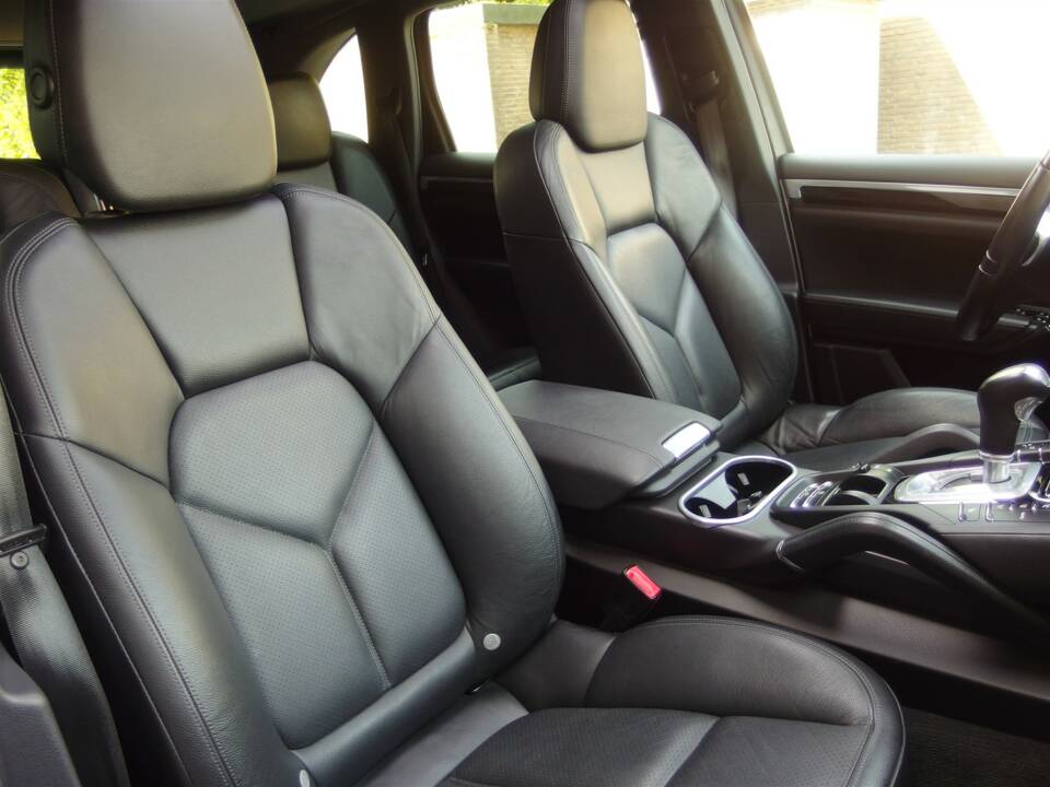 Image 52/98 of Porsche Cayenne S (2010)