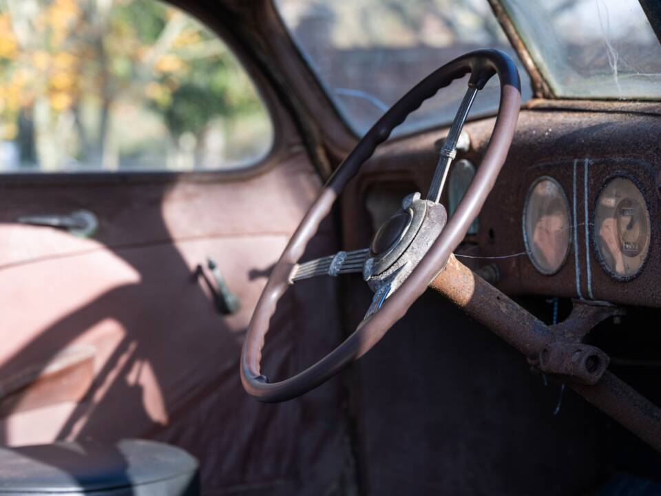 Image 71/134 of Ford V8 (1937)