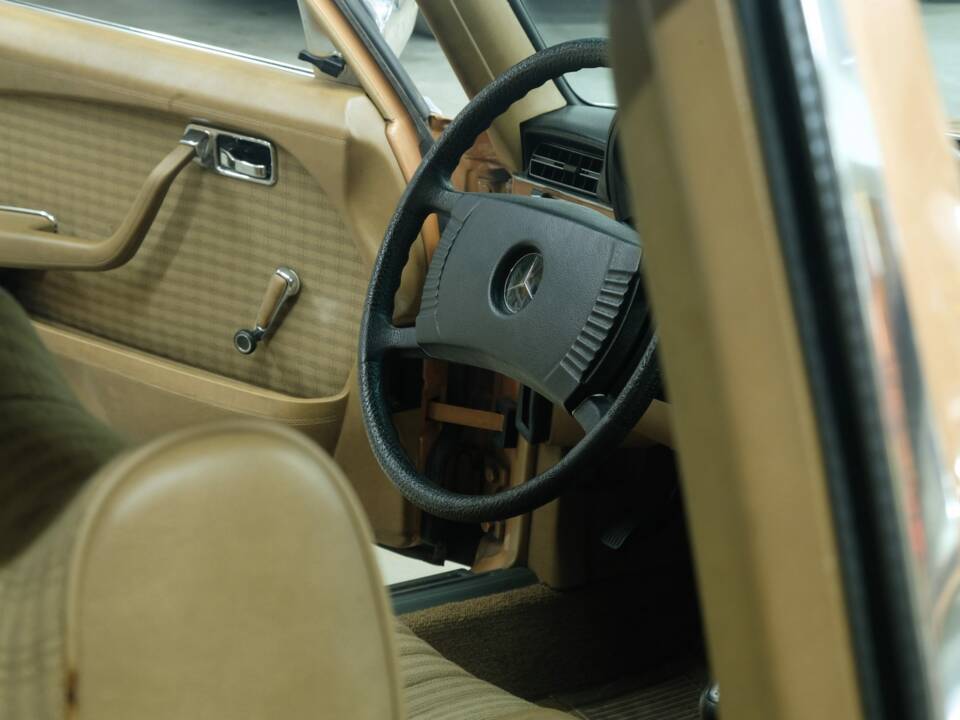 Image 44/50 de Mercedes-Benz 350 SE (1973)